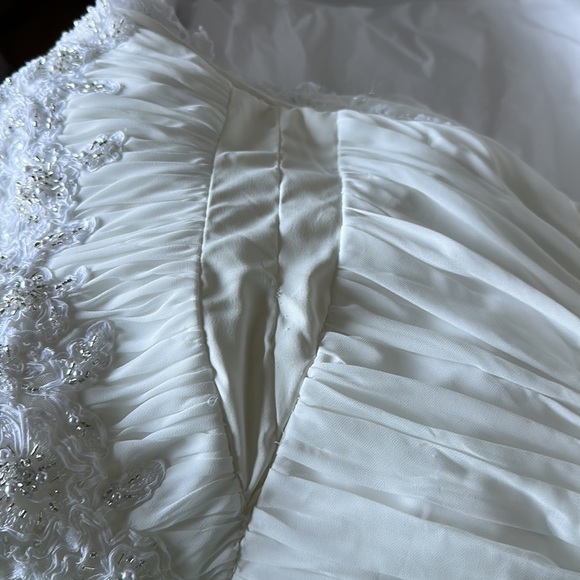 DAVID'S BRIDAL COLLECTION
STYLE# V3398 - Picture 7 of 13